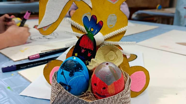 Espacio de Arte Azur organiza un taller de pintahuevos de Pascua para reivindicar la Semana Santa