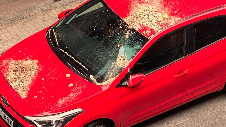 Una cornisa se desprende de un balcón e impacta contra un coche