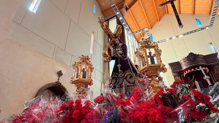 La capital se vuelca con El Abuelo en una emotiva ofrenda poética y floral previa a su esperada salida procesional