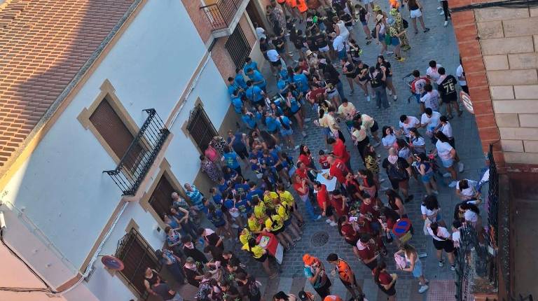 <i>Imagen del tradicional recorrido de las peñas, durante las fiestas de este año. / Ayuntamiento de Lahiguera. </i>
