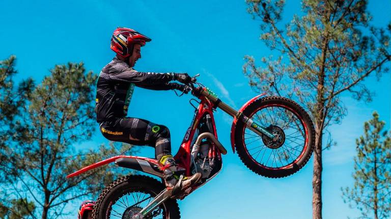 <i>José María Moral supera un obstáculo en una carrera de esta temporada. / Facebook: José María Moral.</i>