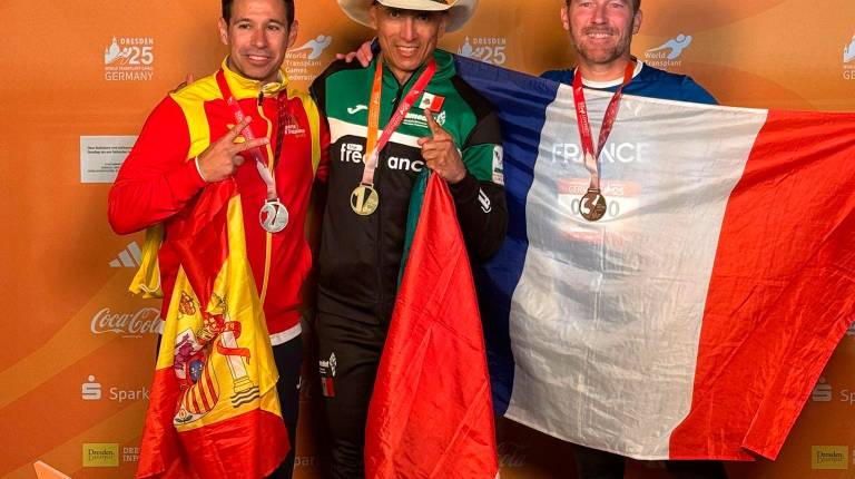 <i>Luciano Díaz (a la izquierda), con una de las medallas conseguidas en los Juegos Mundiales de Trasplantados que se han celebrado en Dresden (Alemania).</i>