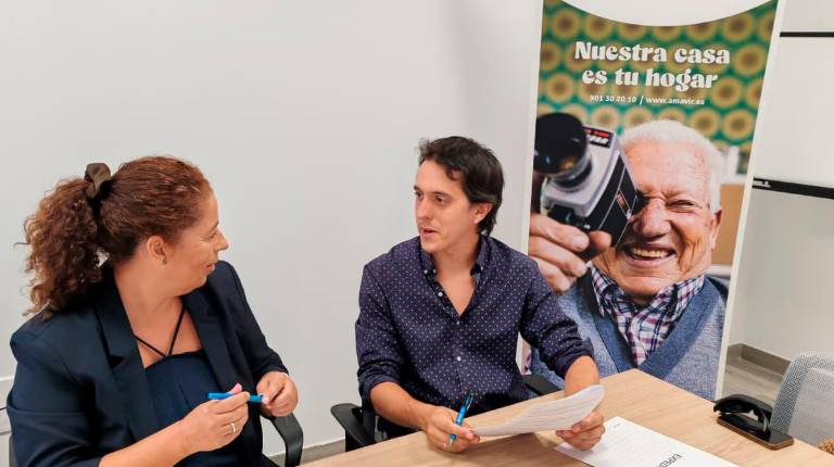 <i>Firma de uno de los nuevos convencios empresariales firmados dentro del programa Atenea. </i>