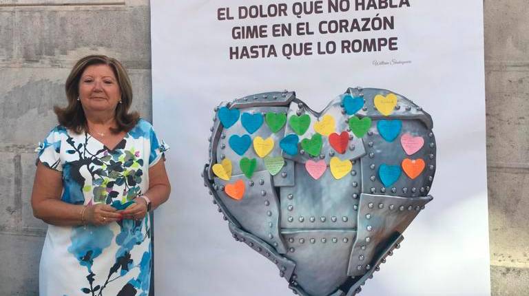 <span class=mln_uppercase_mln>iniciativa. </span><i>La presidenta de la ONG, María Cazalilla, junto a la pancarta que sacan a las calles en el marco de una de las campañas de sensibilización. </i>