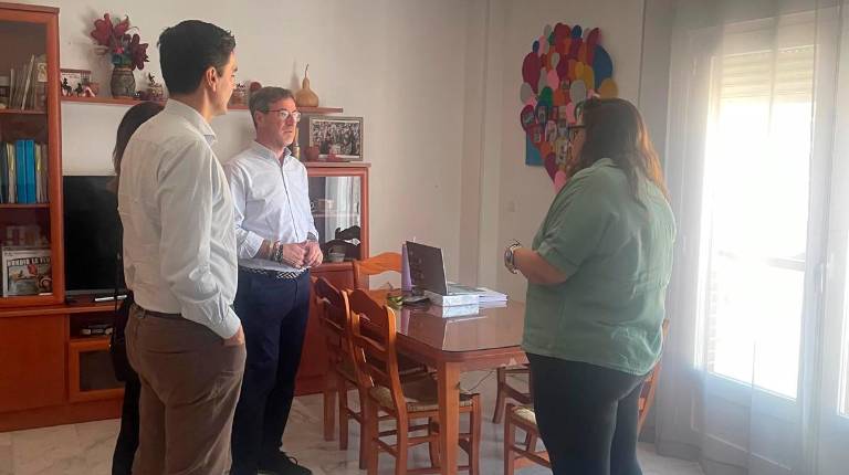 <i>El delegado territorial Miguel Contreras en su visita a la sede de la Asociación Edad Dorada Mensajeros de la Paz Andalucía en Alcalá la Real. / Junta de Andalucía.</i>