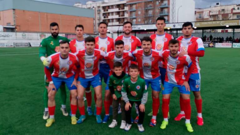 El líder se estrella contra el Torredonjimeno (2-0) y ya siente al Real Jaén