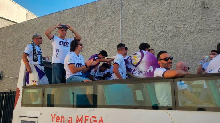 El Real Jaén convierte la Plaza de Santa María en una marea blanca