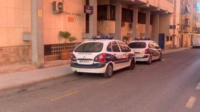  Vehículos policiales en la comisaría de Linares donde el padre de acogida permaneció detenido hasta quedar en libertad. / Archivo. 