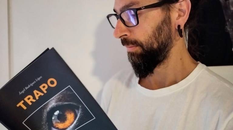 <i>El escritor Ángel Rodríguez López con su quinto poemario recién publicado, Trapo. </i>