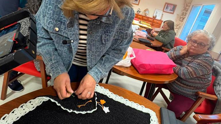 Puntada a puntada, Noalejo llega a las estrellas: Así fue el proceso creativo del tapiz de Enganchadas al Universo