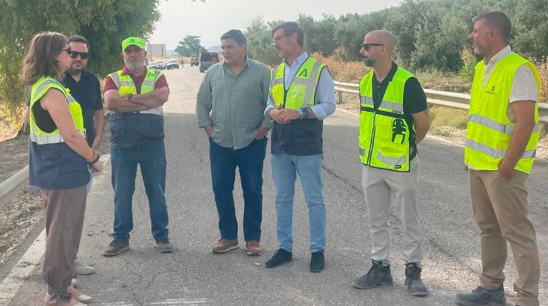 <i>Miguel COntretas visita los trabajos que se ejecutan en la A-20, junto al alcalde de Marmolejo, Manuel Lozano, y los técnicos. / Junta de Andalucía.</i>