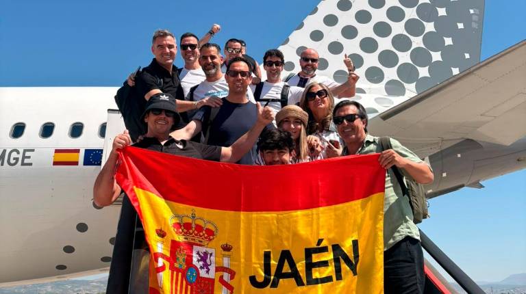 <i>Un grupo de aficionados del Real Jaén, junto con Fran Anera y Manuel Medina antes de subir al avión en Granada.</i>