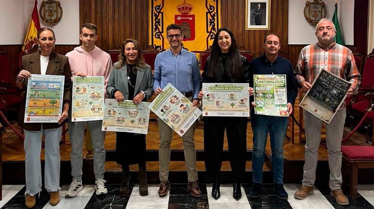 <i>El alcalde de Villacarrillo, Francisco Miralles, y la diputada de Igualdad y Juventud, María Dolores Ruiz, tras la presentación de los talleres. / Diputación de Jaén.</i>