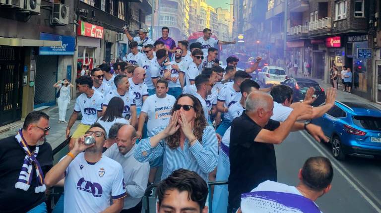 El Real Jaén convierte la Plaza de Santa María en una marea blanca