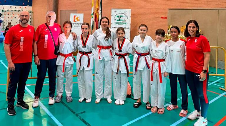 <i>Foto de familia de los participantes del Ki Óscar Dojang de Jaén con los responsables técnicos Francisco Béjar, Óscar Uclés y Laura Uclés.</i>