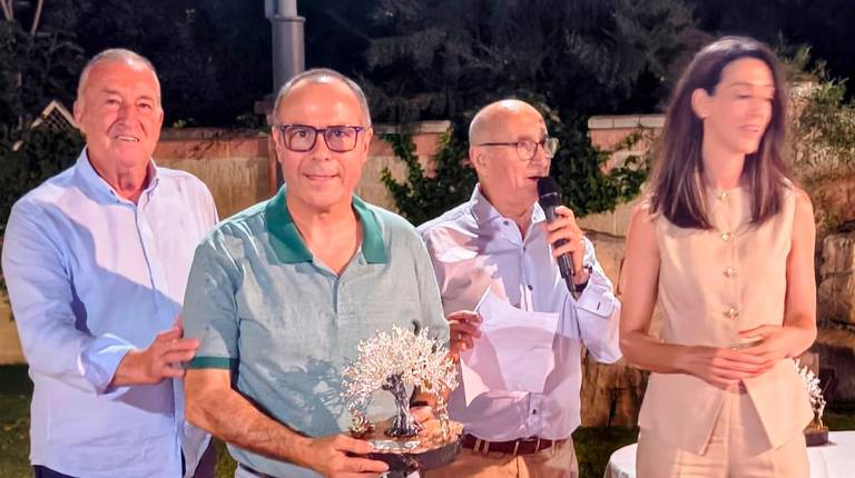 <i>Francisco, Pelegrín y Ana Lerma junto a Juan Antonio Aguilar, uno de los trabajadores con más experiencia.</i>