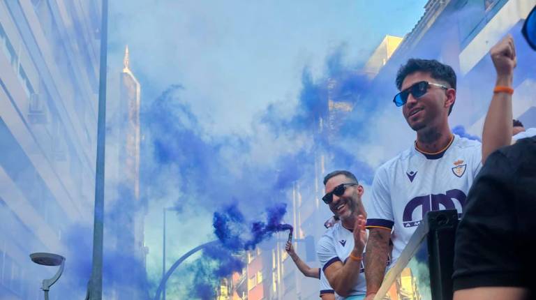<i>El equipo recorre las calles de Jaén y celebra con la afición.</i>