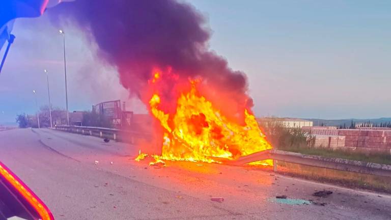 Un coche vuelca y se incendia a la altura de Bailén