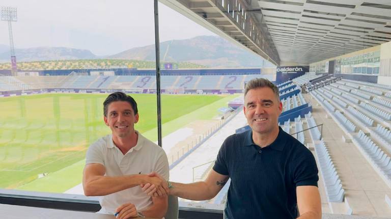 <i>Jaume Pol y Fran Anera se saludan después de firmar el acuerdo en el Estadio de La Victoria. / Real Jaén.</i>