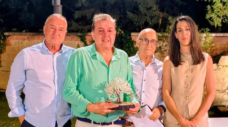 <i>Francisco, Pelegrín y Ana Lerma junto a Francisco Robles, uno de los trabajadores con más experiencia.</i>