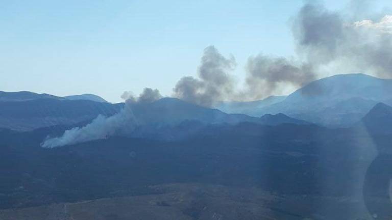 Trabajo incansable de los bomberos forestales el incendio en el paraje Altarillas de Jódar