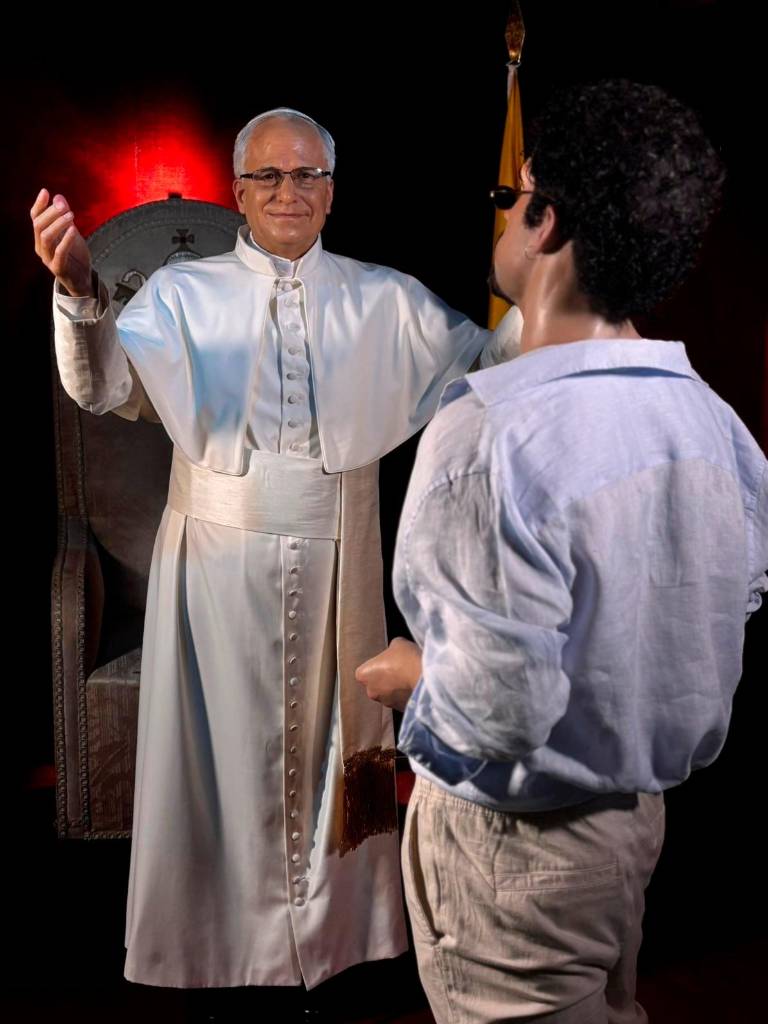 <i>El Papa y Bad Bunny, juntos, en el Museo de Cera de Madrid. / Museo de Cera de Madrid. </i>
