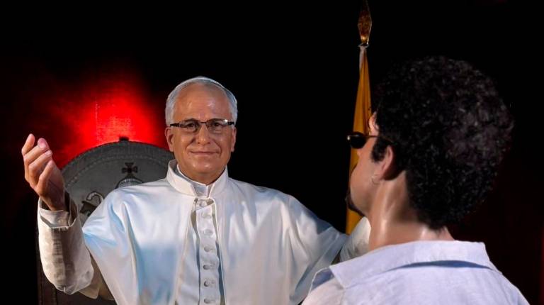 <i>El Papa y Bad Bunny, juntos, en el Museo de Cera de Madrid. / Museo de Cera de Madrid. </i>