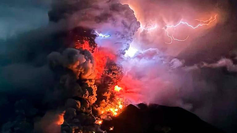 Máxima alerta en Indonesia por la erupción del volcán Ruang