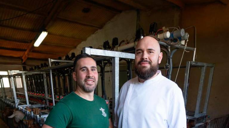 <i>Álvaro Jiménez y Francisco Marín, encargados de la degustación de queso y vino.</i>