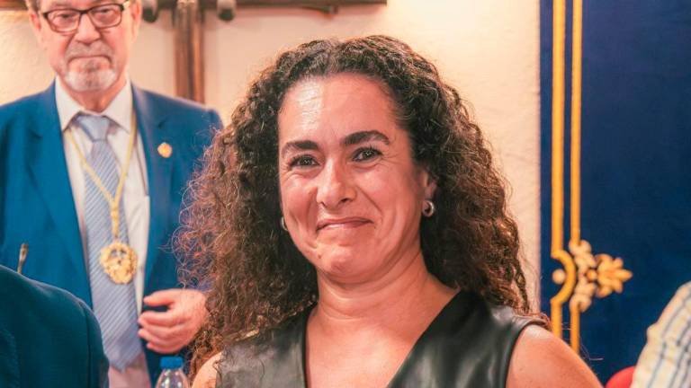 La escritora recogió el galardón en la sede de la Agrupación de Cofradías y Hermandades de Jaén tras viajar desde Bélgica. / Ismael Muñoz. 