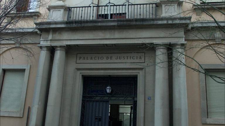 Juicio a un hombre acusado de intentar matar a su pareja