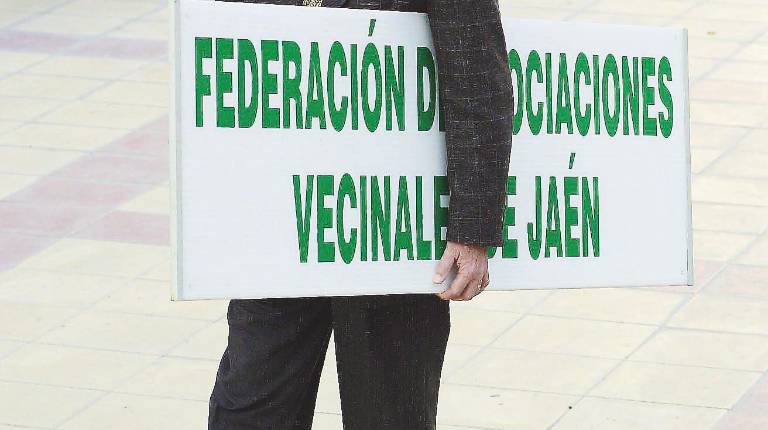 MEMORIA.<i> José Bautista Soriano, con el cartel de la Federación de Asociaciones Vecinales OCO.</i>