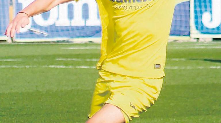 JUGADA. <i> Abraham del Moral controla el balón con el Villarreal.</i>