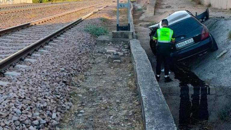 La caída de un coche a las vías ferroviarias entre Linares y Torreblascopedro deja dos heridos graves