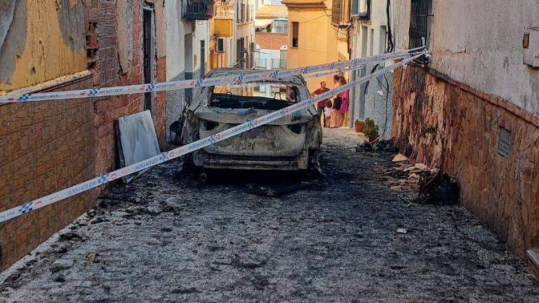 Cinco personas afectadas por el incendio de un coche en la calle Hervás