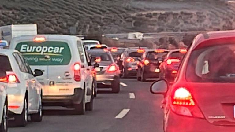 Accidente en la A-316 tras chocar un camión contra un tractor