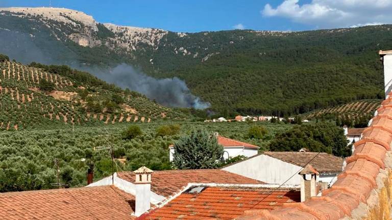 Estabilizado el incendio en Segura de la Sierra próximo al camping El Robledo