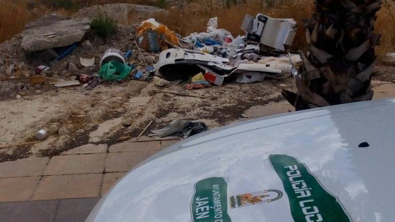 La Policía Local de la capital levanta dos nuevas actas por tirar residuos fuera de los lugares habilitados