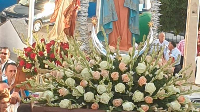 ENTREGADOS.<i> Los vecinos portan a la Virgen del Rosario en procesión por las calles de la aldea.</i>