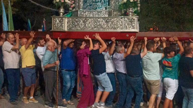 <i>Los vecinos de Hoya del Salobral procesionan con devoción y alegría a la Virgen de la Cabeza. / Juan A. Cabrera / Diario JAÉN. </i>