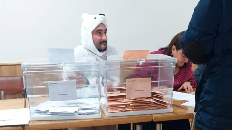 El presidente la mesa electoral de El Burgo de Osma (Soria) aparece disfrazado de oso polar