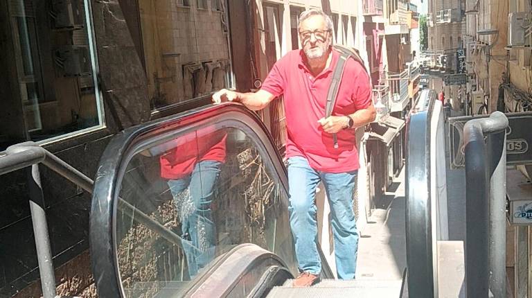 <i>Francisco Javier Aguilar termina de subir la escalera mecánica de la calle Nueva, ya arreglada. / F. Gaitán / Diario JAÉN.</i>