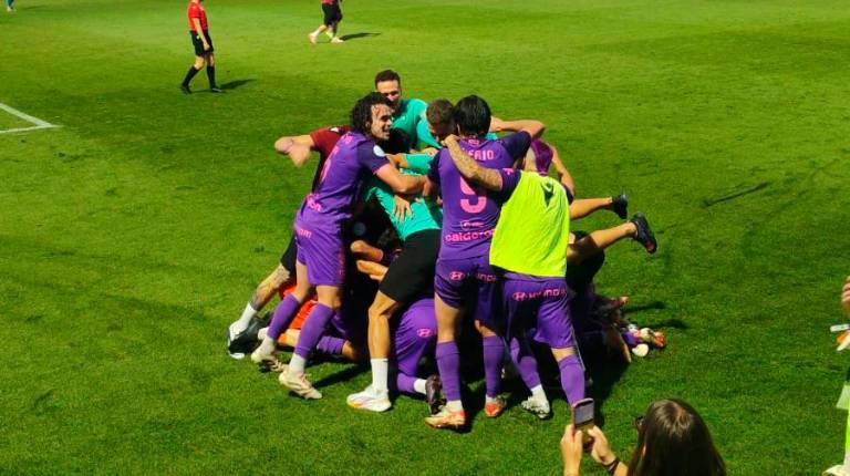 <i>Los jugadores del Real Jaén abrazan a Marco Siverio, autor del gol del 1-1. / Elsa Peña / Diario JAÉN</i>
