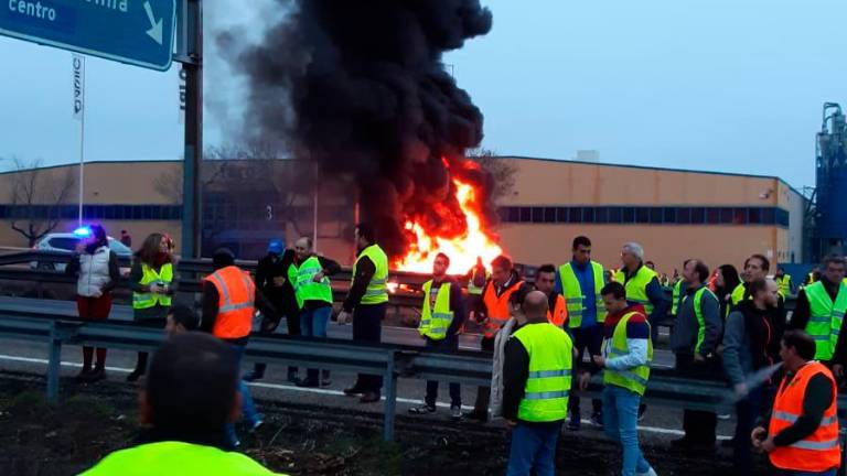 Primeros cortes de carreteras: A-4 en La Carolina