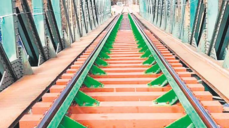 Adif apuesta por lo sostenible con traviesas sintéticas sobre el puente del río Guarrizas
