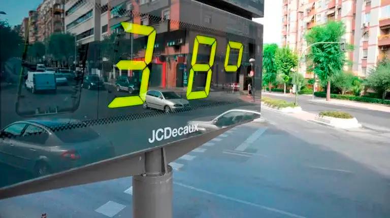 <i>Un termómetro de Jaén marca altas temperaturas en plena ola de calor. Archivo / Juan Carlos Fernández.</i>