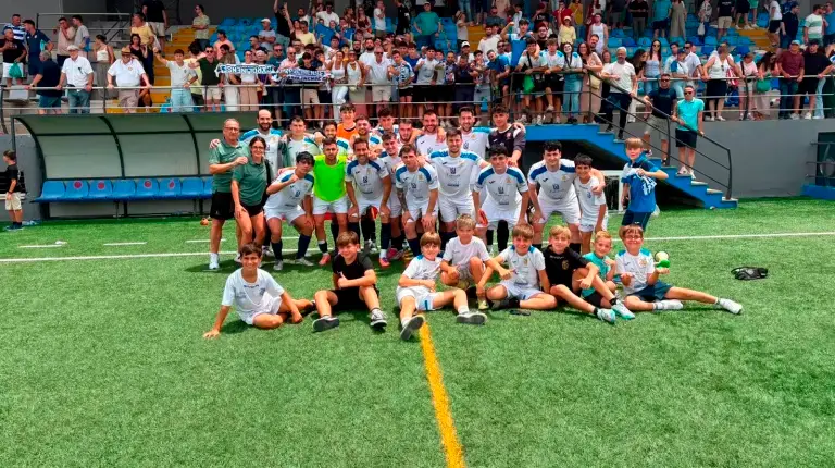 <i>Formación del Carolinense en el partido disputado en Peligros (Granada) el pasado domingo. / Carolinense CD.</i>