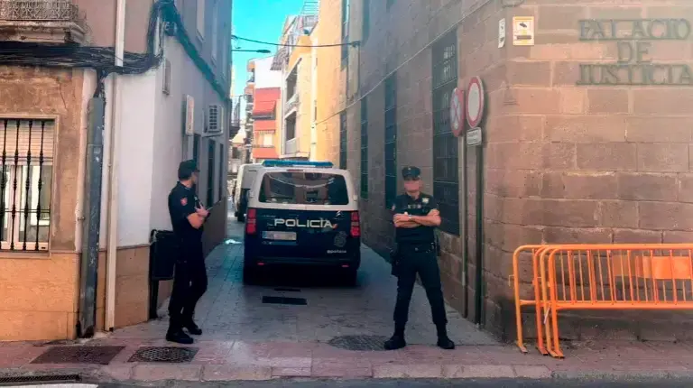 <i>Agentes en el entorno de los juzgados de Linares durante la declaración de varios de los detenidos en la operación contra el narcotráfico, el pasado viernes. / Europa Press.</i>