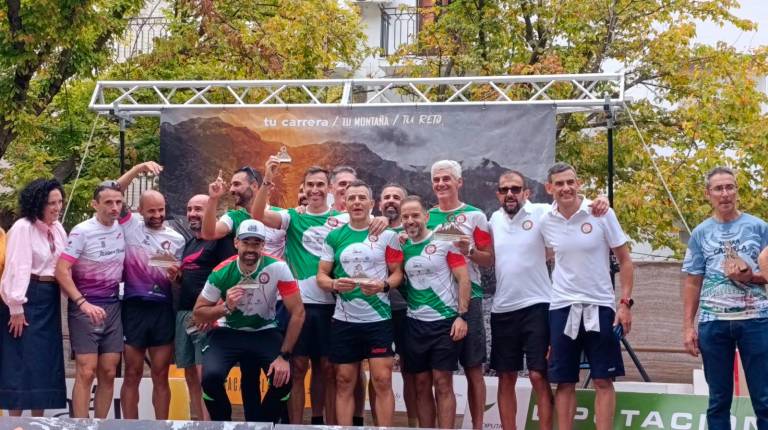 <i>El equipo masculino del CD Jaén Trail posa con el Sierra de Segura y el Ave Fénix.</i>