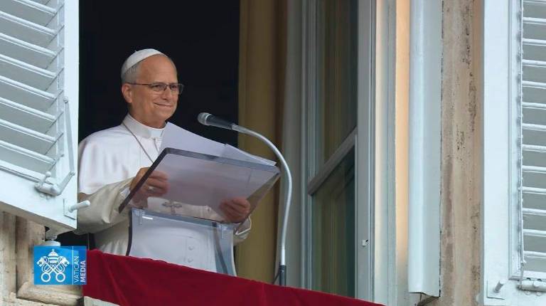 <i>El Papa León XIV durante el rezo del Ángelus el 18 de octubre de 2026. / Vatican Media. </i>